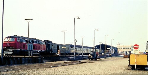 Norddeich_Mole_Bahnhof_BR_218_075_Empfangshalle_1975_Eilzug.jpg