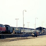 Norddeich_Mole_Bahnhof_BR_218_075_Empfangshalle_1975_Eilzug