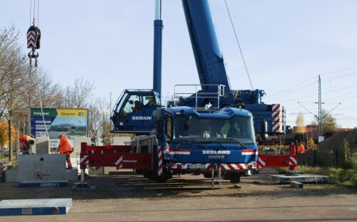 Grove_Schwerlastkran_Teleskopkran_Seeland_Ham_Schwarzenbek_Bahnhof_Modernisierung_2024_Bahnsteigdach-3.jpg