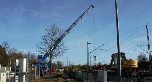 Grove_Schwerlastkran_Teleskopkran_Seeland_Ham_Schwarzenbek_Bahnhof_Modernisierung_2024_Bahnsteigdach-7.jpg