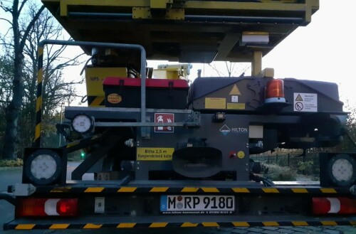 Mercedes_LKW_Zwei_Wege_Fahrzeug_Oberleitung_Montage_Schwarzenbek_Bahnhof_Modernisierung_2024_a (21)