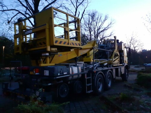 Mercedes_LKW_Zwei_Wege_Fahrzeug_Oberleitung_Montage_Schwarzenbek_Bahnhof_Modernisierung_2024_a (22)