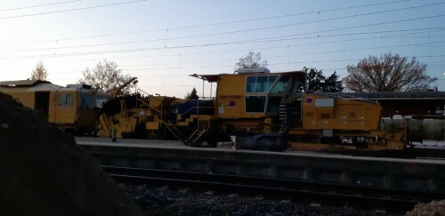 Bauzug_Gleisreinigung_SSP_110_SW_SchotterReinigung_Schwarzenbek_Bahnhof_Modernisierung_2024 (2)