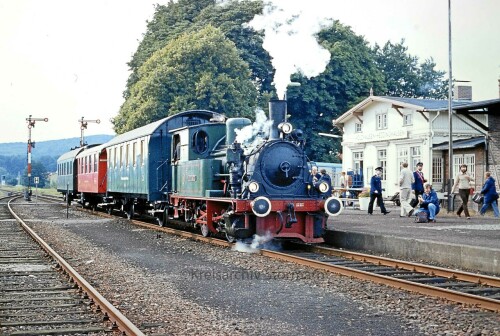 Holzhausen-Heddinghausen_Bahnhof_1980_Dampfzug_Sonderfahrt.jpg