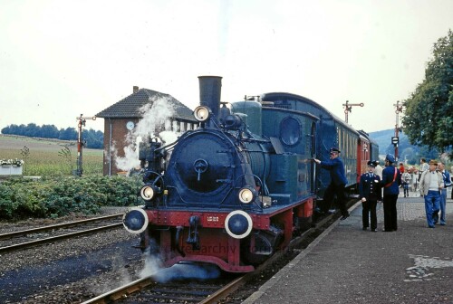 Holzhausen-Heddinghausen_Bahnhof_1980_Dampfzug_Sonderfahrt_a.jpg