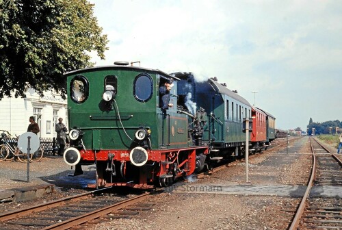 Holzhausen-Heddinghausen_Bahnhof_1980_Dampfzug_Sonderfahrt_ab.jpg