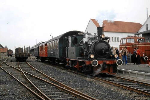 Preusisch_Oldendorf_Bahnhof_1980_Dampfzug_historischer_Zug.jpg
