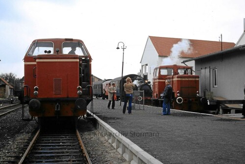 Preusisch_Oldendorf_Bahnhof_1980_Diesellok_Rangierlok_Privatbahn_Museumsbahn_historischer_Zug-1.jpg