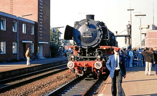 BR_043_326_Leer_Niedersachsen_Bahnhof_Dampflok_Sonderzug_aa_1977.jpg
