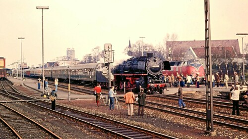 BR_043_BR_220_V_200_Leer_Niedersachsen_Bahnhof_Dampflok_Sonderzug1977_Samba_Wagen.jpg