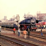 BR_043_BR_220_V_200_Leer_Niedersachsen_Bahnhof_Dampflok_Sonderzug1977_Samba_Wagen