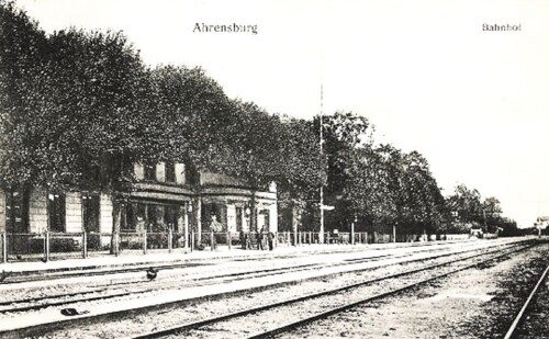 Ahrensburg-Bahnhof-von-der-Gleisseite.jpg