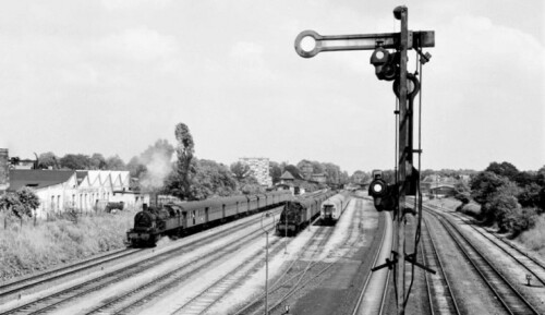 Ahrensburg_Bahnhof_Abstellgleise_Vorortzuge_1962_BR_78_Umbauwagen_Silberlinge_Nahverkehr_Hamburg_Lubeck.jpg
