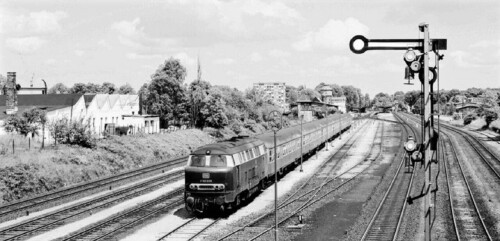 Ahrensburg_Bahnhof_Abstellgleise_Vorortzuge_1966_Nahverkehr_Lollo_V_160_Prototyp_Silberlinge_n-Wagen.jpg