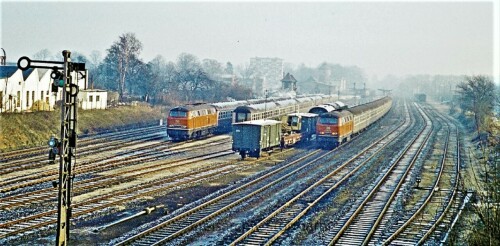 Ahrensburg_Bahnhof_Abstellgleise_Vorortzuge_1967_Nahverkehr_BR_216_Silberlinge_n-Wagen.jpg