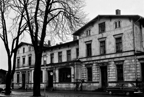 Ahrensburg_Bahnhof_Bahnhofsgebaude_LBE_Lubeck_Buchener_eisenbahngeslleschaft_1963_Bahnhofsumfeld-1.jpg