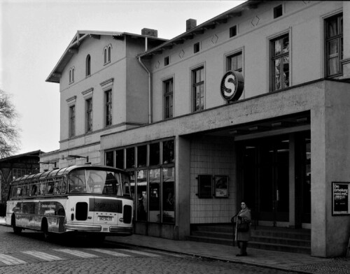 Ahrensburg_Bahnhof_Bahnhofsgebaude_LBE_Lubeck_Buchener_eisenbahngeslleschaft_1966.jpg