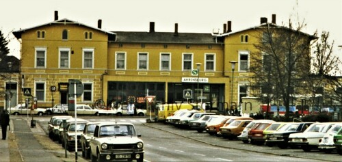 Ahrensburg_Bahnhof_Bahnhofsgebaude_LBE_Lubeck_Buchener_eisenbahngeslleschaft_1979-Bahnhofsumfeld.jpg