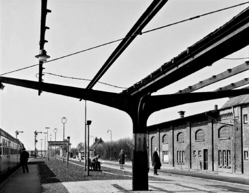 Ahrensburg_Bahnsteig_1967_Bahnsteigdach_Alter_Lokschuppen_Park_and_Ride_Flugelsignal_Kaputtes_Dach.jpg