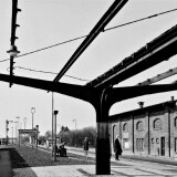 Ahrensburg_Bahnsteig_1967_Bahnsteigdach_Alter_Lokschuppen_Park_and_Ride_Flugelsignal_Kaputtes_Dach