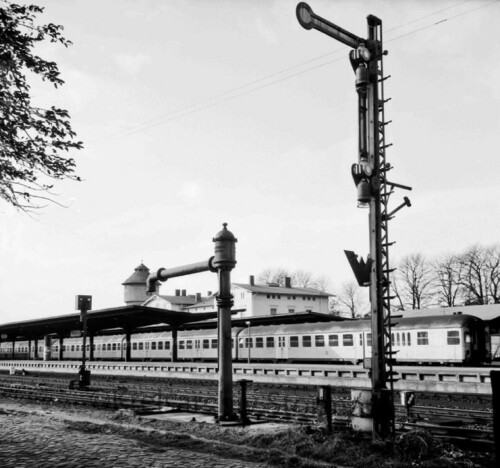 Ahrensburg_Flugelsignal_Wasserturm_Nahverkehr_szug_1965_Bahnsteig.jpg