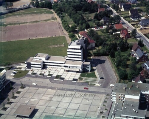 Ahrensburg_Rathuas_Luftbild_Luftaufnahme_Raimund_Marfells_1973.jpg