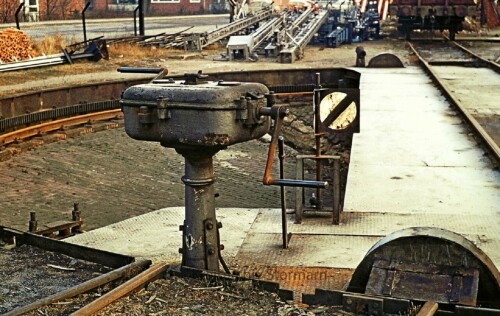 Ahrensburg_alter_Lokschuppen_Drehscheibe_Bahnhof_Kurbel.jpg
