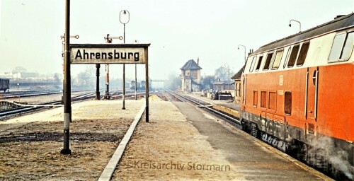 V_160_Lollo_BR_216_002_Ahrensburg_Bahnhof_Bahnsteig_altes_Stellwerk_Winter_1967.jpg
