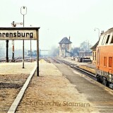 V_160_Lollo_BR_216_002_Ahrensburg_Bahnhof_Bahnsteig_altes_Stellwerk_Winter_1967