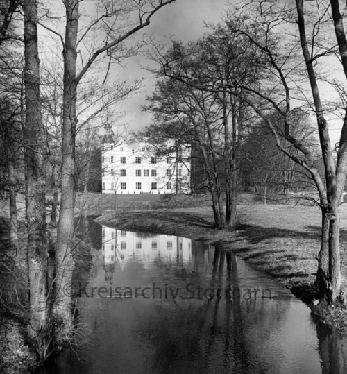 b-Ahrensburg_Schloss_1953_Renovierung-1.jpg