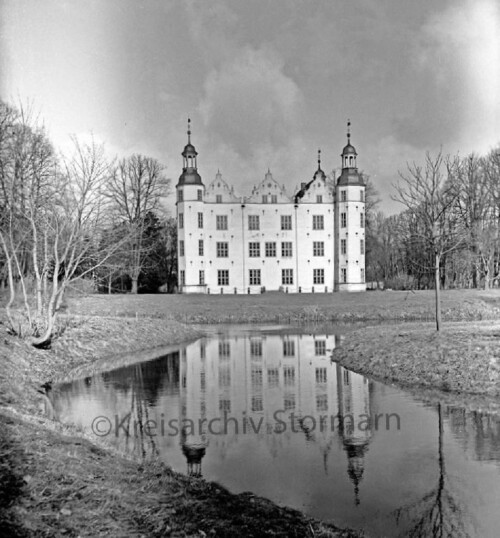 b-Ahrensburg_Schloss_1953_Renovierung-2.jpg