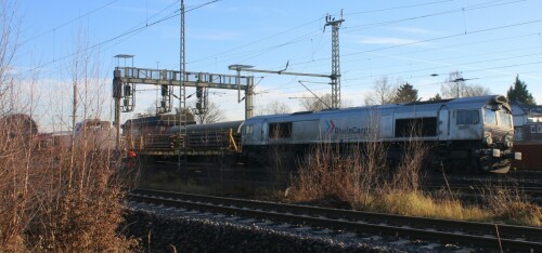 Class_66_Rhein_Chargo_DE_671_Wiebe_Schwellen_Bahn_Gleis_Zug_Schwarzenbek_Bau_Bahnsteigdach_20241130