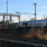 Class_66_Rhein_Chargo_DE_671_Wiebe_Schwellen_Bahn_Gleis_Zug_Schwarzenbek_Bau_Bahnsteigdach_20241130-0