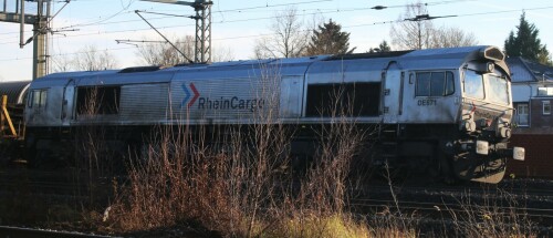 Class_66_Rhein_Chargo_DE_671_Wiebe_Schwellen_Bahn_Gleis_Zug_Schwarzenbek_Bau_Bahnsteigdach_20241130