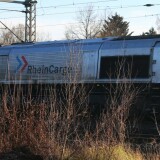 Class_66_Rhein_Chargo_DE_671_Wiebe_Schwellen_Bahn_Gleis_Zug_Schwarzenbek_Bau_Bahnsteigdach_20241130-1