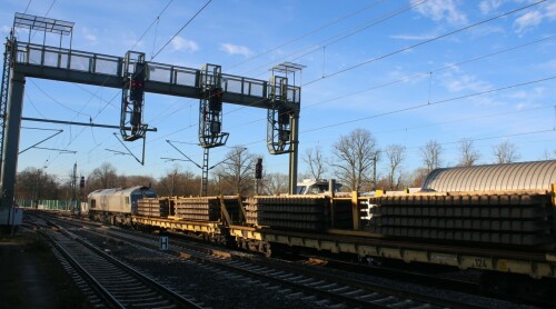 Class_66_Rhein_Chargo_DE_671_Wiebe_Schwellen_Bahn_Gleis_Zug_Schwarzenbek_Bau_Bahnsteigdach_20241130