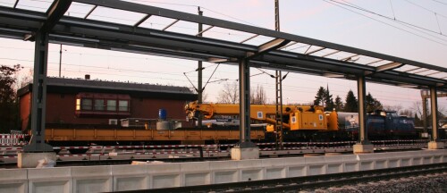 Schwerlastkran_Bahn_V_100_ESL_DR_Schwarzenbek_Bau_Bahnsteigdach_20241130 (1)