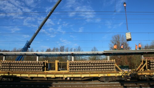 Teleskopkran_Schwarzenbek_Bau_Bahnsteigdach_morgens_20241130 (4)
