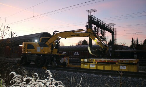 Zweiwege_Bagger_Bahn_Gleisbau_Schwarzenbek_Bau_Bahnsteigdach_20241130 (1)