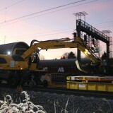 Zweiwege_Bagger_Bahn_Gleisbau_Schwarzenbek_Bau_Bahnsteigdach_20241130-1