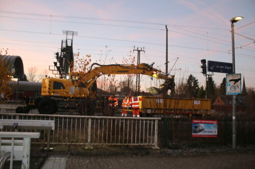 Zweiwege_Bagger_Bahn_Gleisbau_Schwarzenbek_Bau_Bahnsteigdach_20241130 (2)
