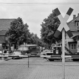 Ahrensburg_Bahnubergang_KLV_51_50_altes_Andreaskreuz_Manhagener_Allee_Kopfsteinplaster_1963_Schranken---Kopie