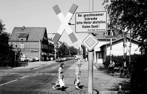 Ahrensburg_Bahnubergang_Manhagener_Allee_1973_Schranken_Schienen---Kopie.jpg