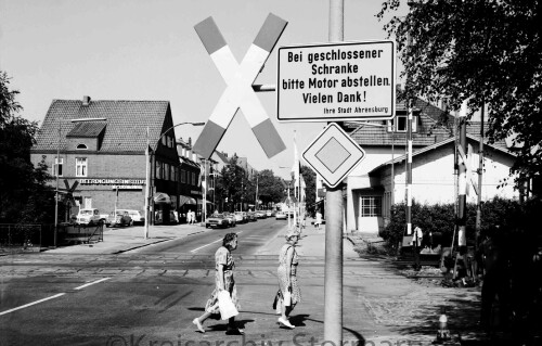 Ahrensburg_Bahnubergang_Manhagener_Allee_1973_Schranken_Schienen.jpg