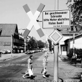 Ahrensburg_Bahnubergang_Manhagener_Allee_1973_Schranken_Schienen