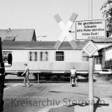 Ahrensburg_Bahnubergang_Manhagener_Allee_1973_Schranken_Schienen_bc