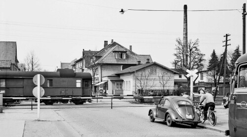 Ahrensburg_Bahnubergang_VW_Kafer_oval_Andreaskreuz_alt_Manhagener_Allee_1958_Schranken_Schienen---Kopie.jpg