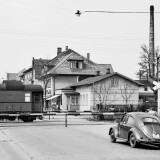 Ahrensburg_Bahnubergang_VW_Kafer_oval_Andreaskreuz_alt_Manhagener_Allee_1958_Schranken_Schienen---Kopie
