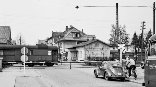 Ahrensburg_Bahnubergang_VW_Kafer_oval_Andreaskreuz_alt_Manhagener_Allee_1958_Schranken_Schienen.jpg