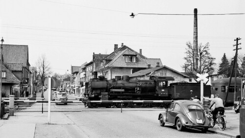 BR_38_DB_preusische_P_8_LBE_Doppelstockwagen_DAB_6_Ahrensburg_Bahnubergang_VW_Kafer_oval_1958---Kopie.jpg